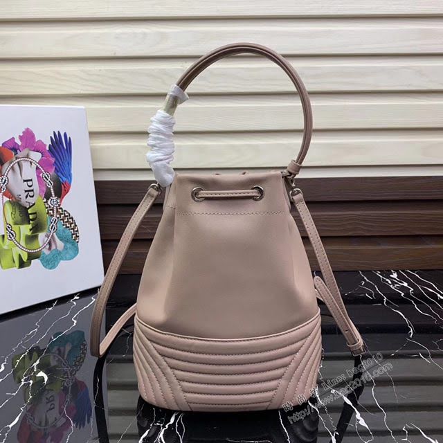 prada女包 普拉達2020最新款繡線水桶包 時尚百搭 prada手腕包 1BH038 Prada單肩手提包  pyd2401